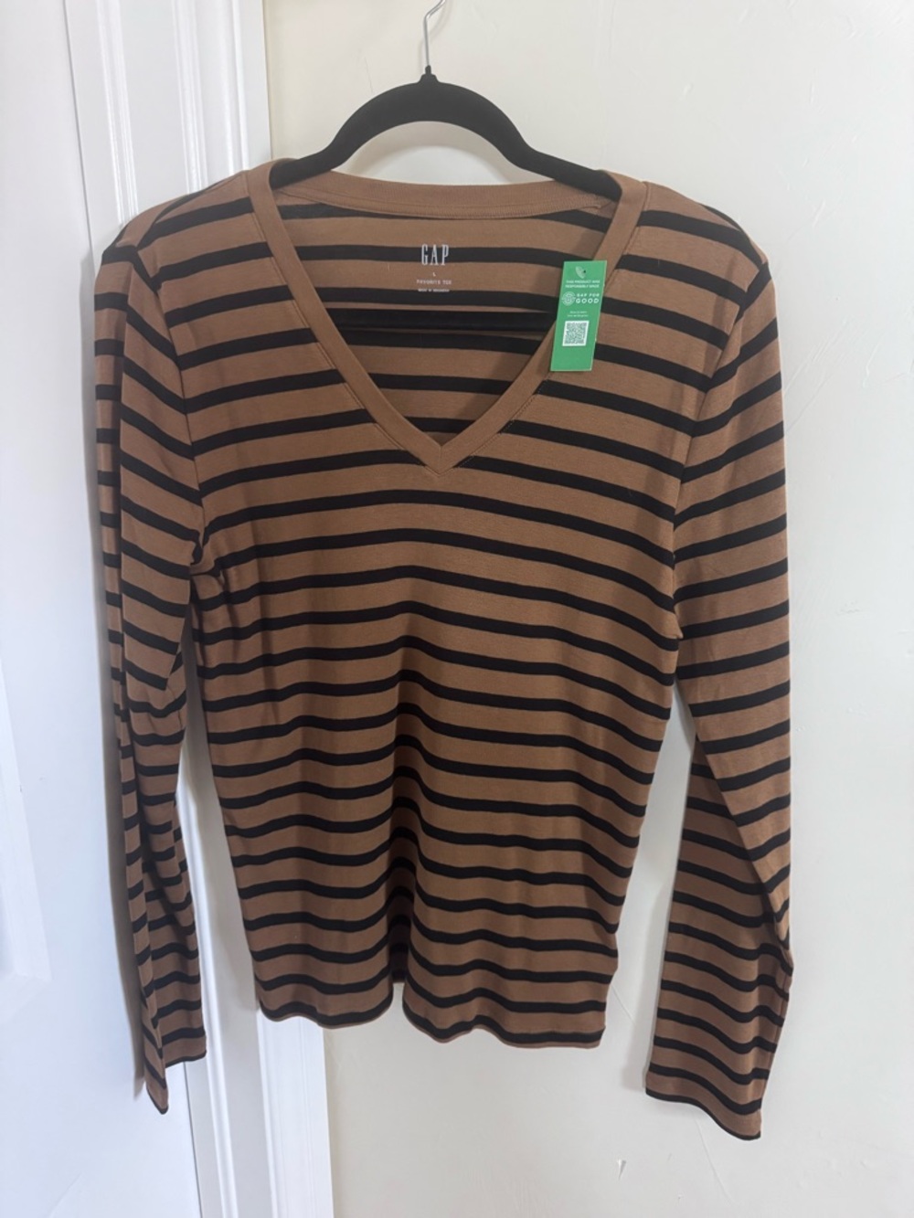 ✨ NWT GAP Favorite Tee | Camel & Black Stripe Long Sleeve V-Neck | Size Large ✨